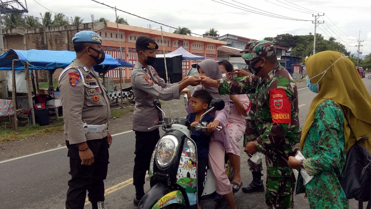 Dukung Penanganan Covid-19, Polsek Kalukku Kolaborasi Instansi Lain Bagikan Masker ke Masyarakat
