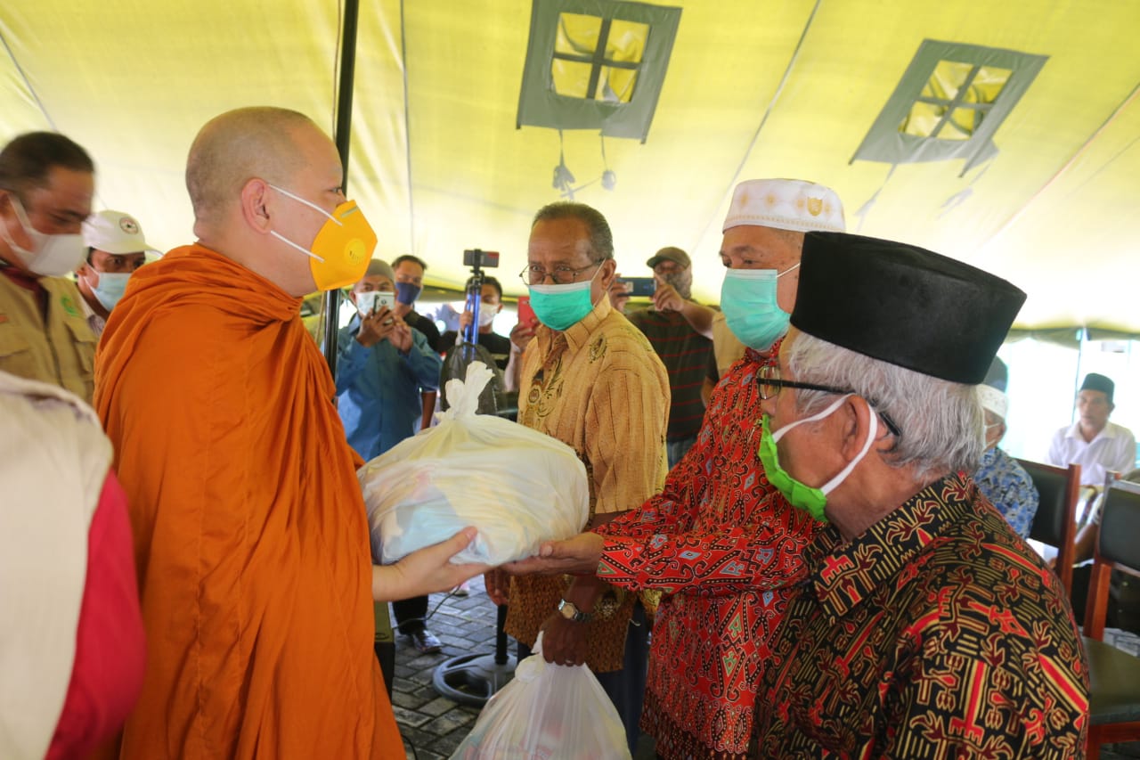Penuh Kasih, Kakanwil Kemenag Bersama Bikhu Bodhi Sasar Para Pengungsi Salurkan Bantuan