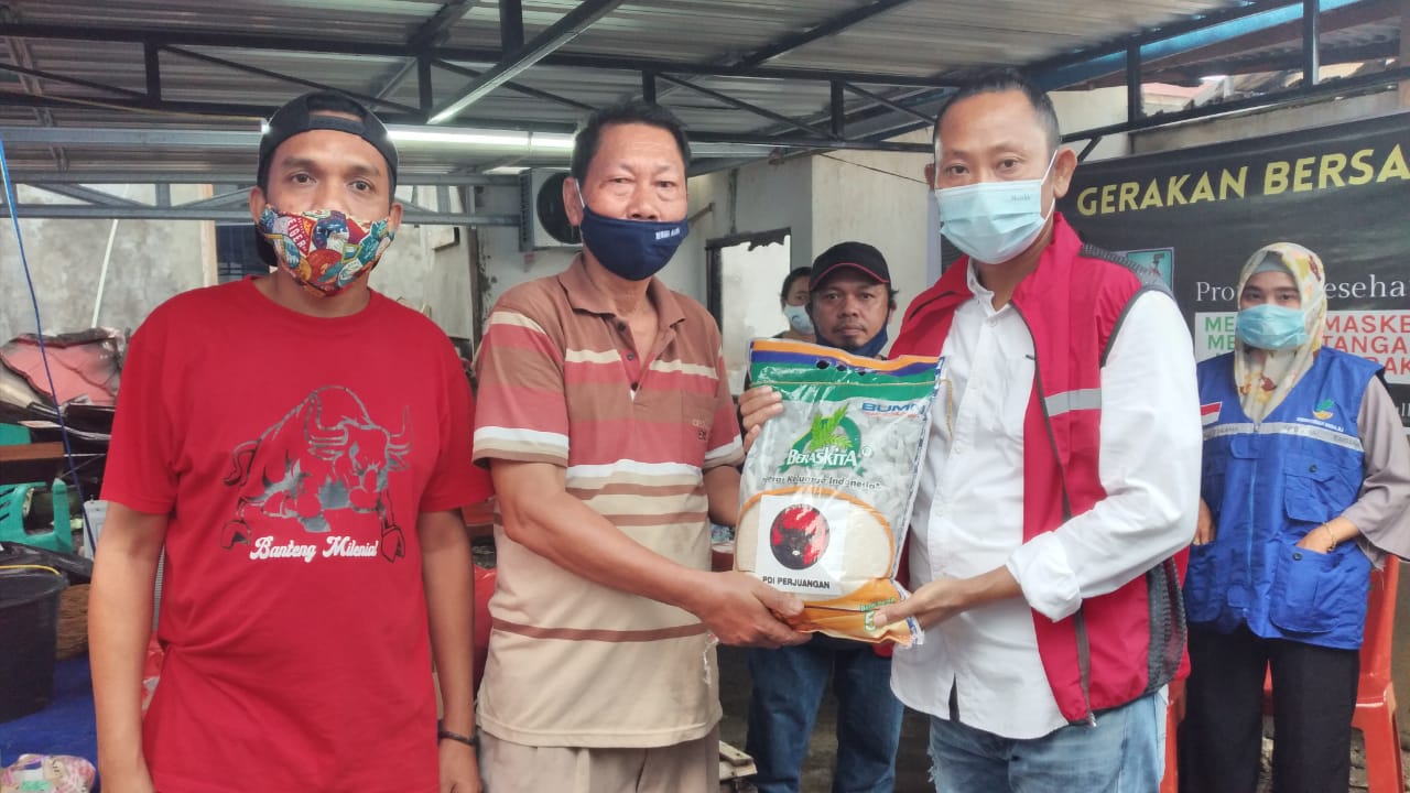 PDI-Perjuangan Bantu Korban Kebakaran di Mamuju