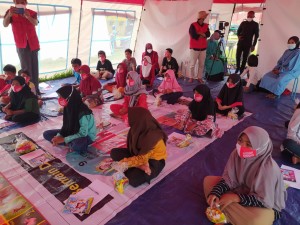 Bupati Kunjungi Anak-Anak di Tenda Pengungsian