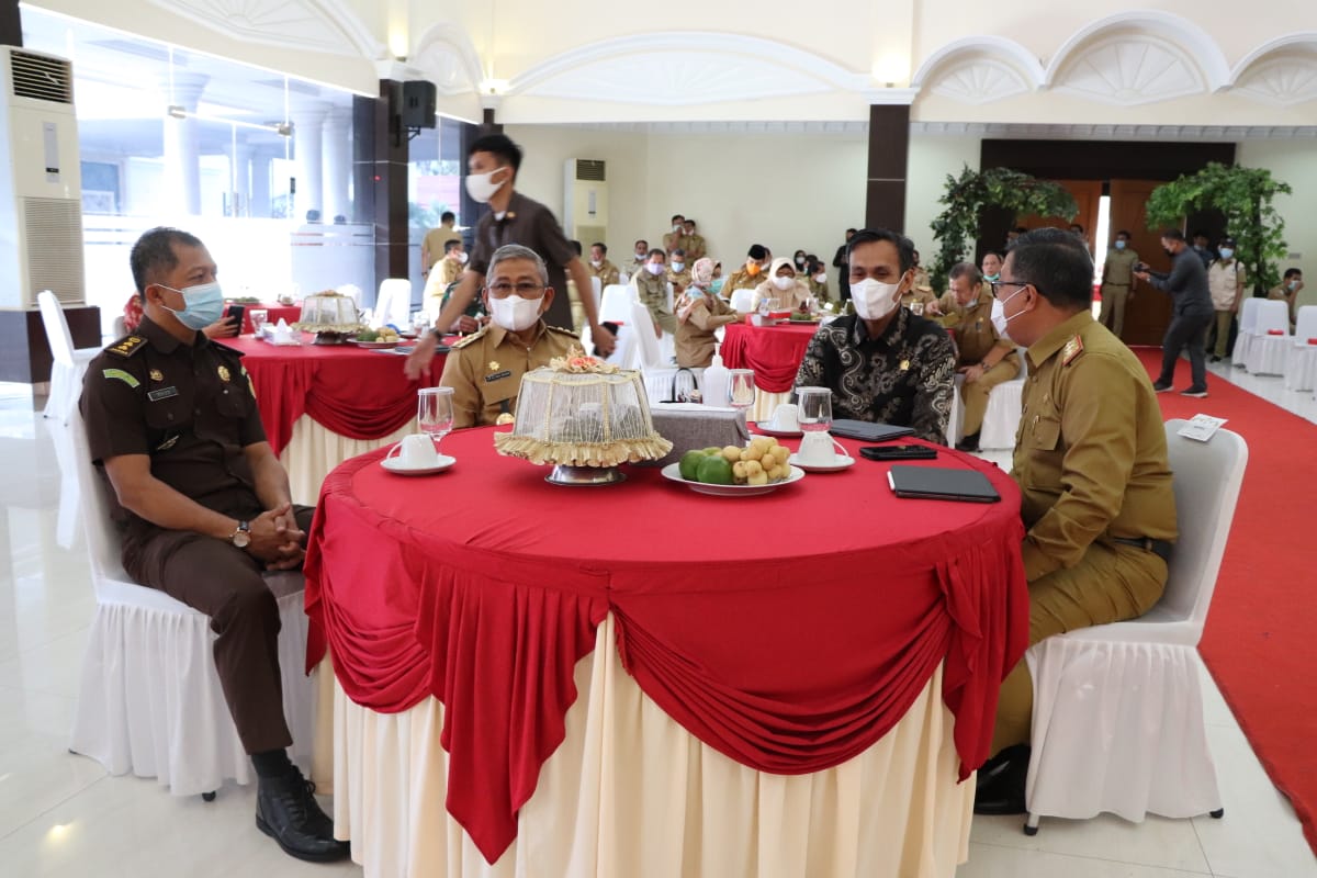 Gubernur Terima Bantuan Pangan Penyintas Gempa Tenaga Kontrak 