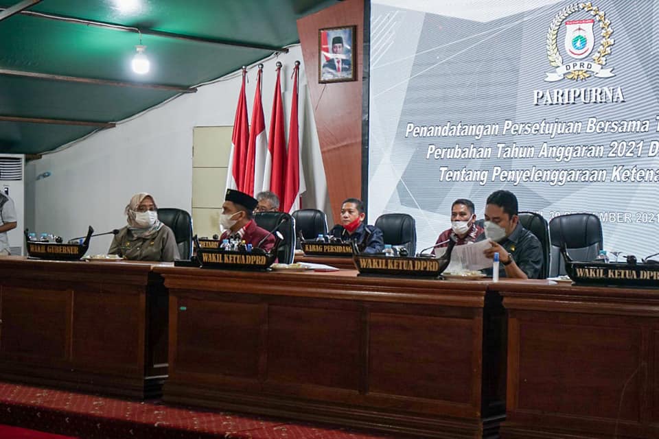 Foto: Rapat Paripurna DPRD Sulbar Penandatanganan Persetujuan Bersama RAPBDP Tahun 2021