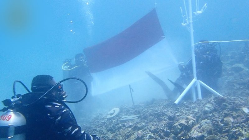 Lanal Mamuju Kibarkan Sang Saka Merah Putih di Bawah Laut Pulau Karampuang
