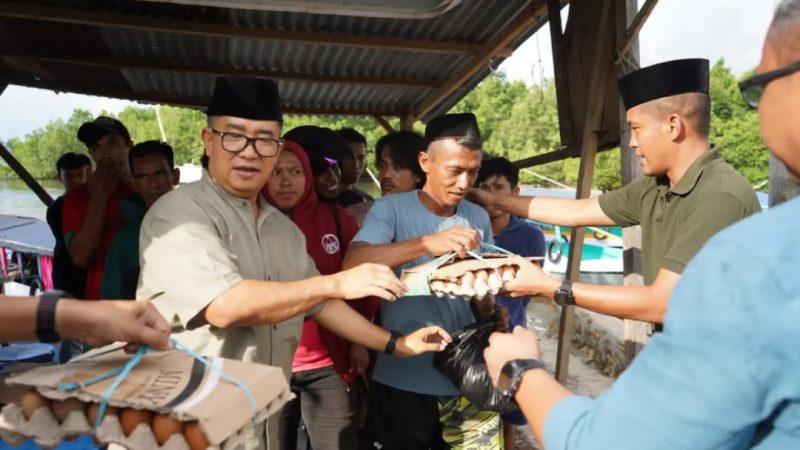 Pj Gubernur Sulbar Berbagi Ratusan Paket ke Masyarakat Jelang Idul Fitri