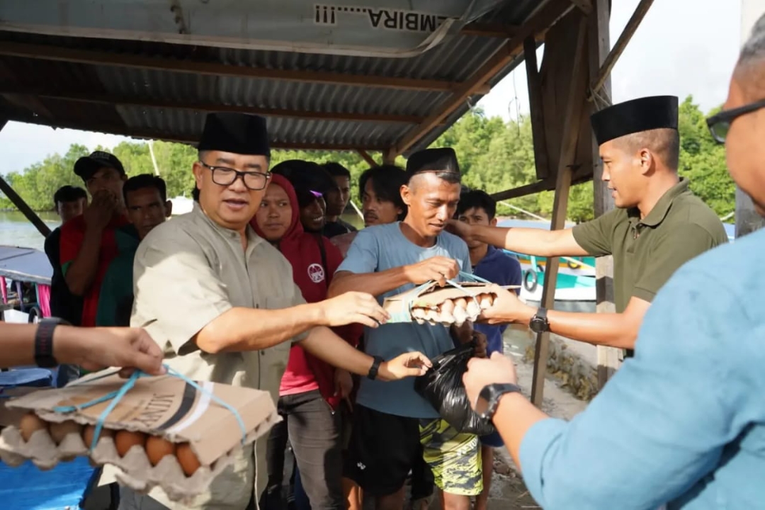 Pj Gubernur Sulbar Berbagi Ratusan Paket ke Masyarakat Jelang Idul Fitri