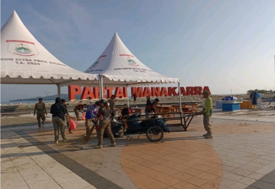 Gerakan Bersih-bersih Satpol PP Sulbar di Anjungan Pantai Manakarra