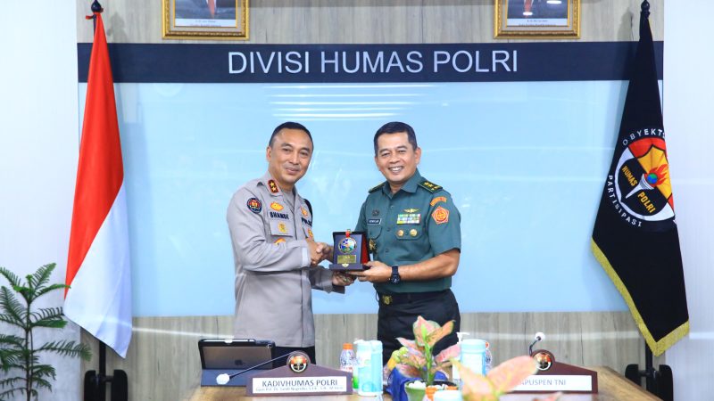 Kadiv Humas Terima Kunjungan Kapuspen TNI, Sinergitas Kunci Lewati Tantangan