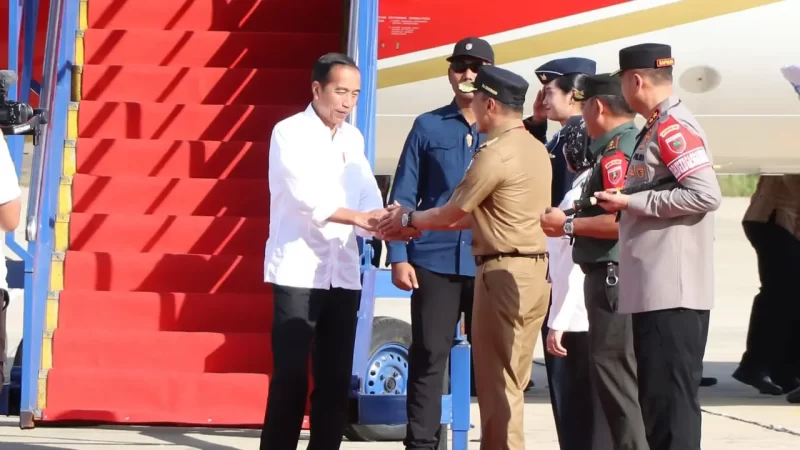 Pj Gubernur Sulbar Sambut Presiden Joko Widodo saat Tiba di Mamuju