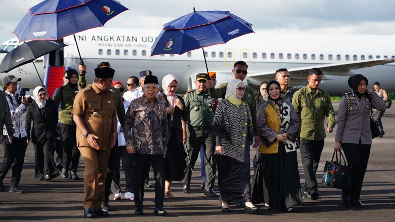 Kapolda Sulbar Bersama Forkopimda Sambut Kedatangan Wapres di Bandara Tampa Padang