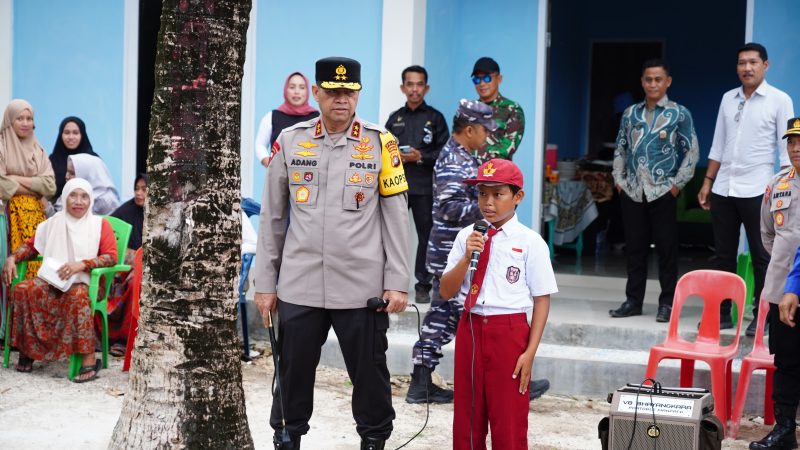 Mengintip Kedekatan dan Keseruan Kapolda Sulbar dengan Para Pelajar di Pulau Ambo