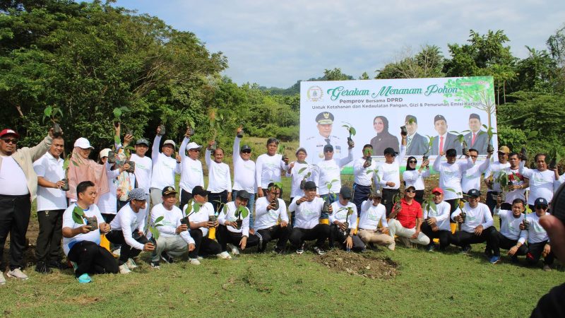 Jalan Santai dan Gerakan Menanam Pohon, Perkuat Kolaborasi Peduli Lingkungan