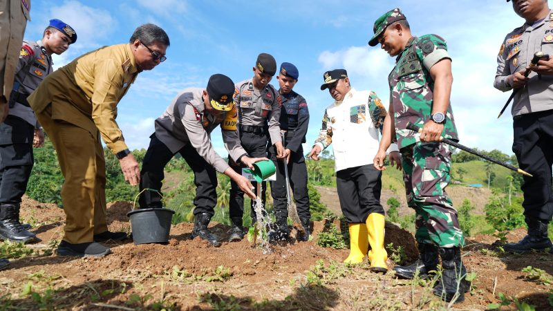 Pj Gubernur Sulbar bersama Kapolda dan Forkopimda Kompak Kembali Menanam Pohon