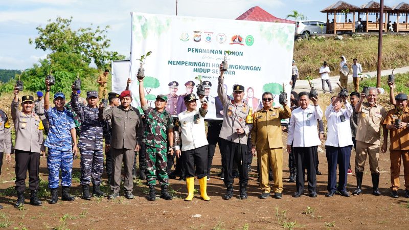 Kapolda Sulbar Bersama Forkopimda Tanam Ratusan Pohon