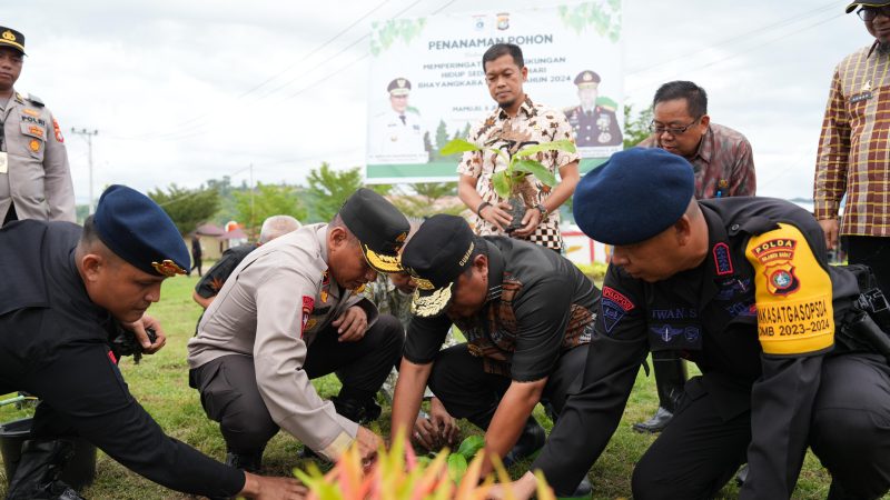 Pj Gubernur Tanam Pohon Sukun di Mako Brimob Polda Sulbar