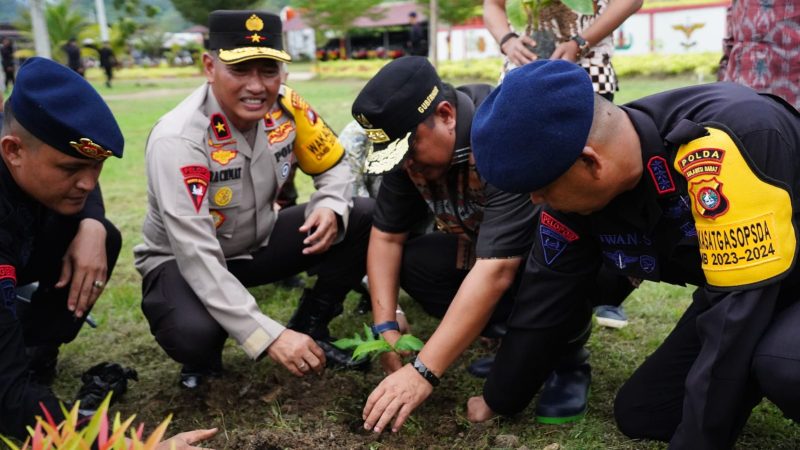 Wakapolda Sulbar Bersama Pj Gubernur Tanam Ratusan Bibit Pohon di Mako Brimob