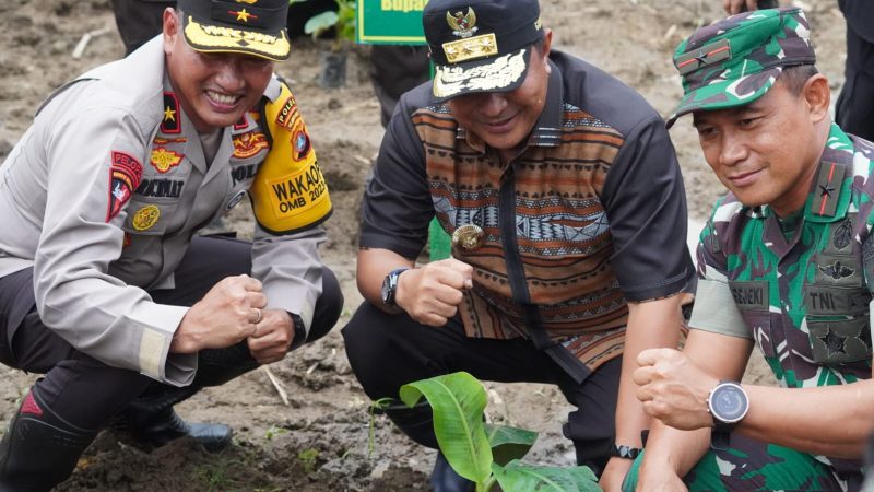 Tanam Pohon di Kalukku, Wakapolda Sulbar: Gerakan Penghijauan Punya Manfaat Besar