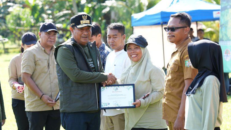 Pj Gubernur Sulbar Serahkan Penghargaan dan Bantuan Bibit di Hari Lingkungan Hidup
