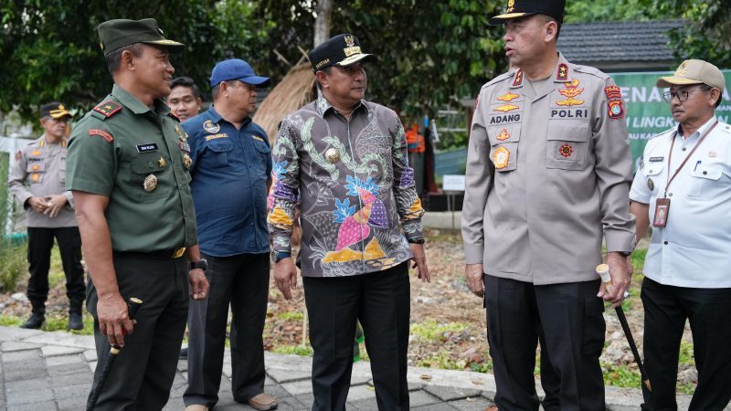 Warga Sambut Rombongan Pj Bahtiar di Pulau Karampuang