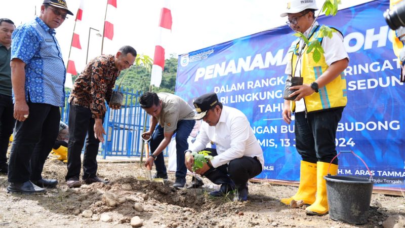 Pj Gubernur Sulbar Lakukan Penanaman Perdana Pisang Cavendish di Mateng