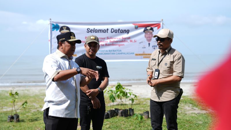 Warga Pantai Babatoa Polman Tanam Pohon Bersama Pj Bahtiar