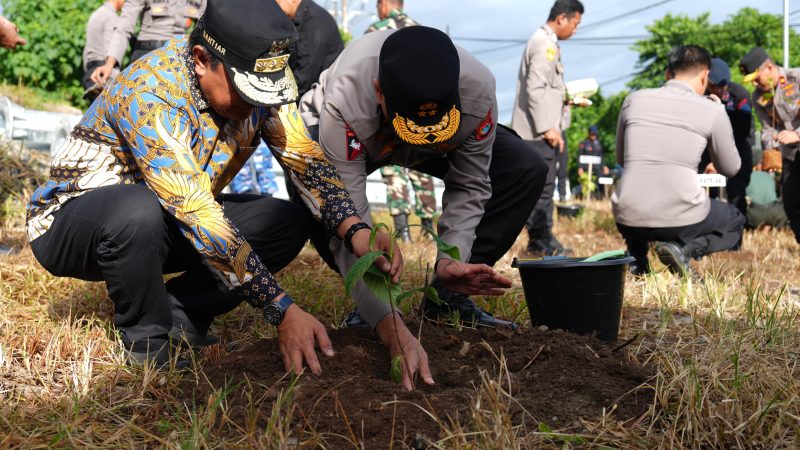 Pj Gubernur Tanam Sukun di PJR Polda Sulbar Sambut Hari Bhayangkara ke-78