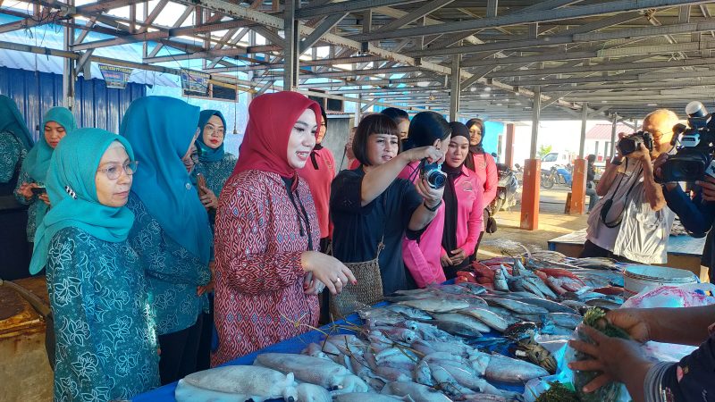 Pj Ketua PKK Sulbar Kampanyekan Makan Ikan Segar