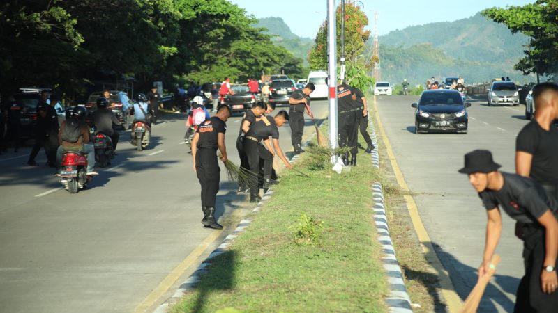 Bhakti Kebersihan, Polda Sulbar Bersih-bersih dari Anjungan Manakarra Hingga Kantor Gubernur