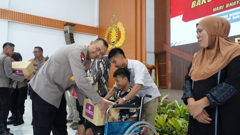Kapolda Sulbar Serahkan Bantuan Sosial Semarakkan Hari Bhayangkara