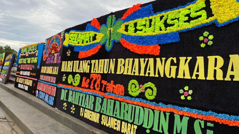 Ratusan Karang Bunga Berderet di Anjungan Manakarra, Ucapan Hari Bhayangkara ke-78