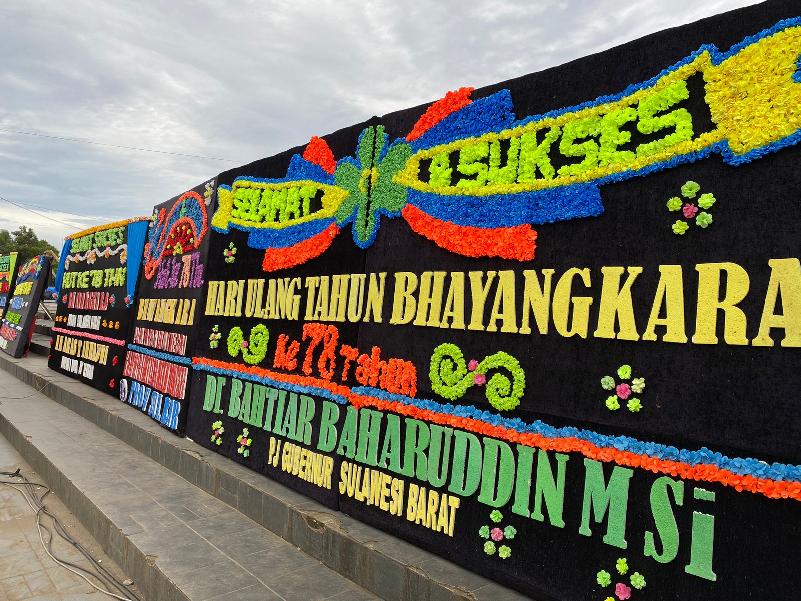 Ratusan Karang Bunga Berderet di Anjungan Manakarra, Ucapan Hari Bhayangkara ke-78