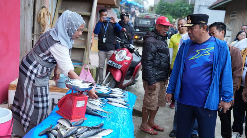 Bercengkrama Ala Pj Gubernur Bahtiar Buat Pedang Pasar di Mamasa Bahagia