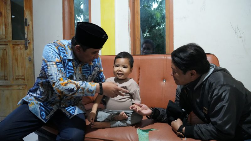 Pj Bahtiar Beri Bantuan Pengobatan Bocah Penderita Gagal Ginjal di Polman