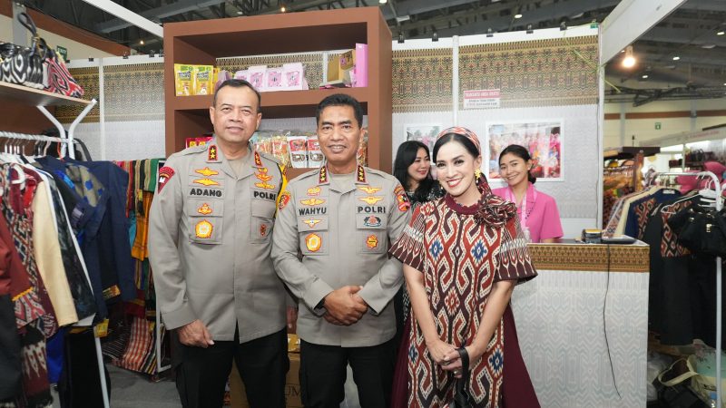 Kapolda Bersama Ketua Bhayangkari Sulbar Hadiri Bazar Kreasi Bhayangkari Nusantara 2024