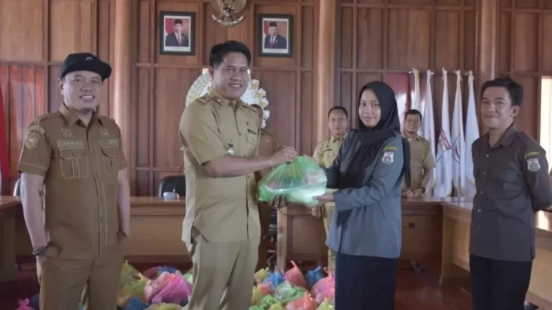 Sekwan DPRD Sulbar Serahkan Bingkisan Lebaran Bagi Non ASN