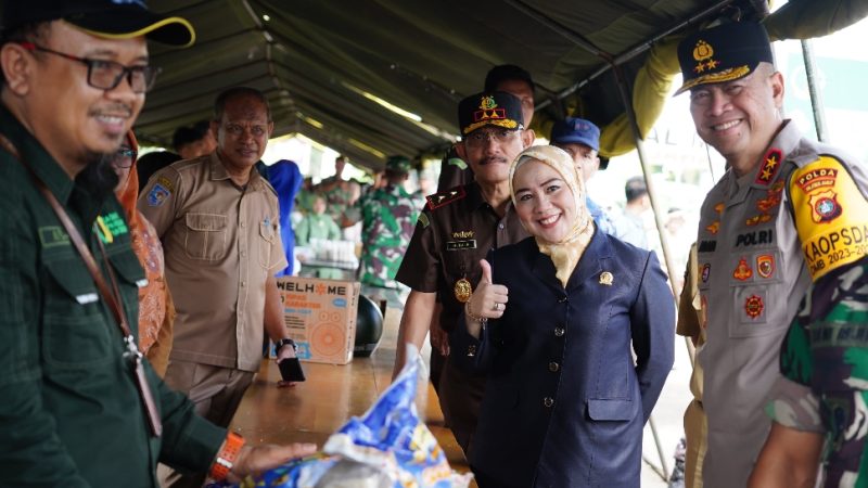 Kapolda Bersama Ketua DPRD Sulbar Kunjungi Bazar Murah TNI