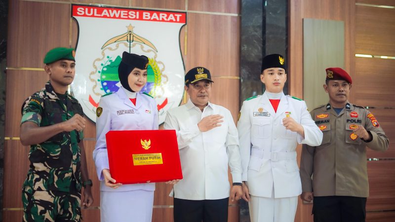 Pj Bahtiar Serahkan Duplikat Bendera Merah Putih ke Paskibraka Sulbar