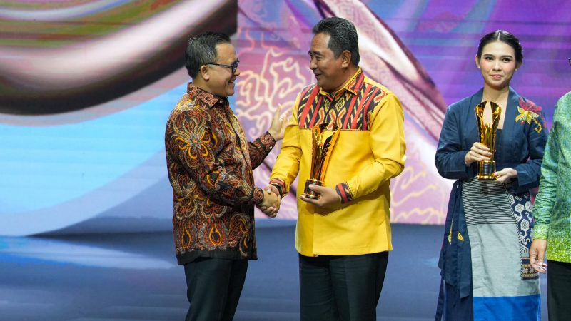 Pj Gubernur Sulbar Terima Penghargaan Pemimpin Daerah Award 2024