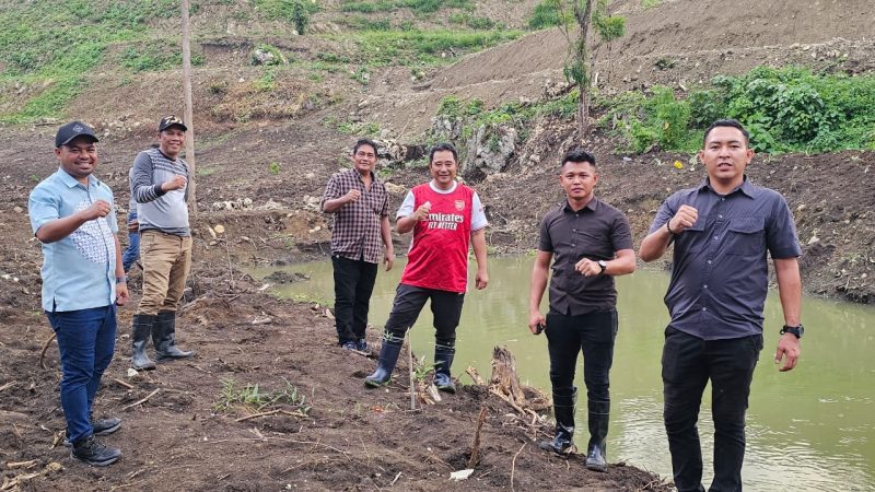 Pj Gubernur Sulbar Tebar Bibit Kangkung hingga Timun di Area Kolam Pemprov