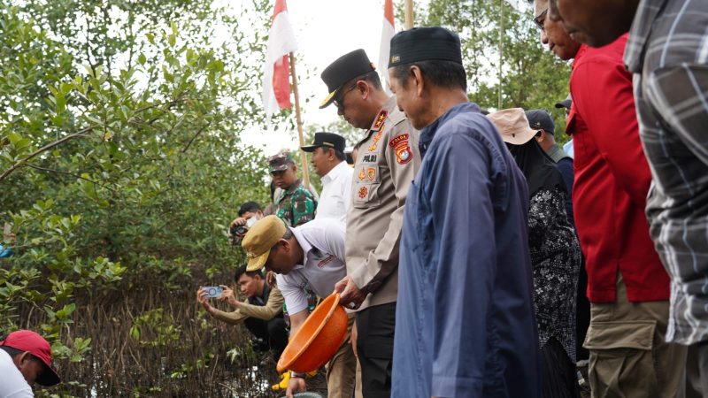 Kapolda Sulbar Hadiri Pelepasan Ribuan Anak Kepiting di Sumare