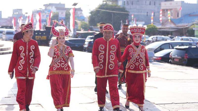 Pj Bahtiar Kenakan Kostum Adat Kalumpang saat Upacara Kemerdekaan di Sulbar