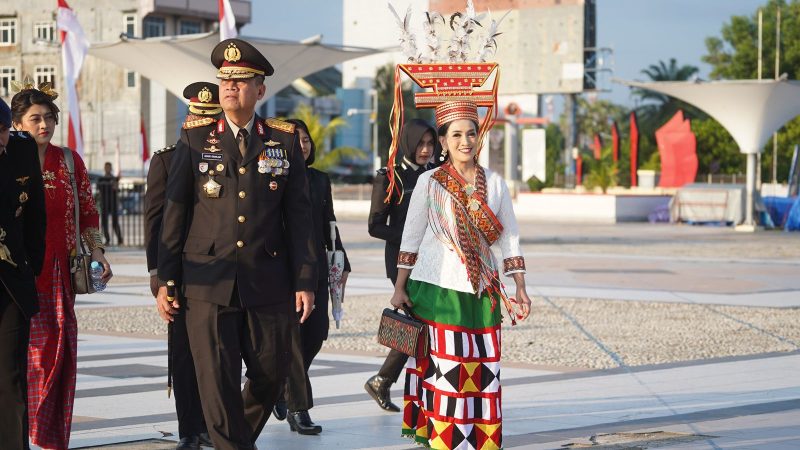 Kapolda Sulbar dan Ketua Bhayangkari Hadiri Upacara Kemerdekaan di Pantai Manakarra