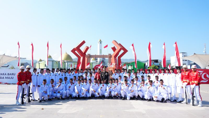 Pasukan Paskibraka Sulbar Berpose Bangga Bersama Kapolda