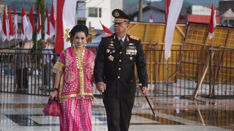 Kapolda Sulbar dan Ketua Bhayangkari Hadiri Upacara Penurunan Bendera di Anjungan Manakarra