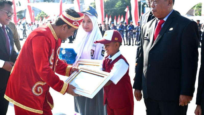 Pj Bahtiar Serahkan Penghargaan ke 2 Anak Berprestasi Tingkat Nasional