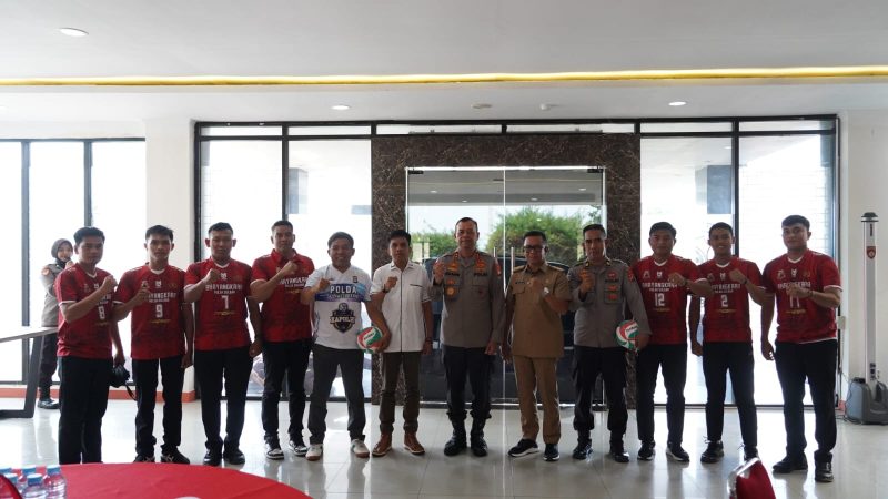 Kapolda Lepas Tim Bola Voli Putra-Putri Sulbar Ikuti Turnamen Kapolri CUP di Jabar