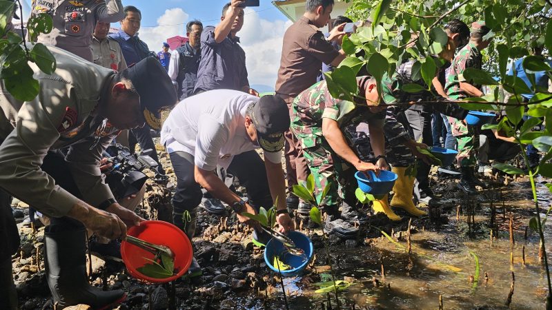Pj Bahtiar Kembali Tebar Ribuan Benih Kepiting, ingin Sulbar Jadi Pengekspor Kepiting