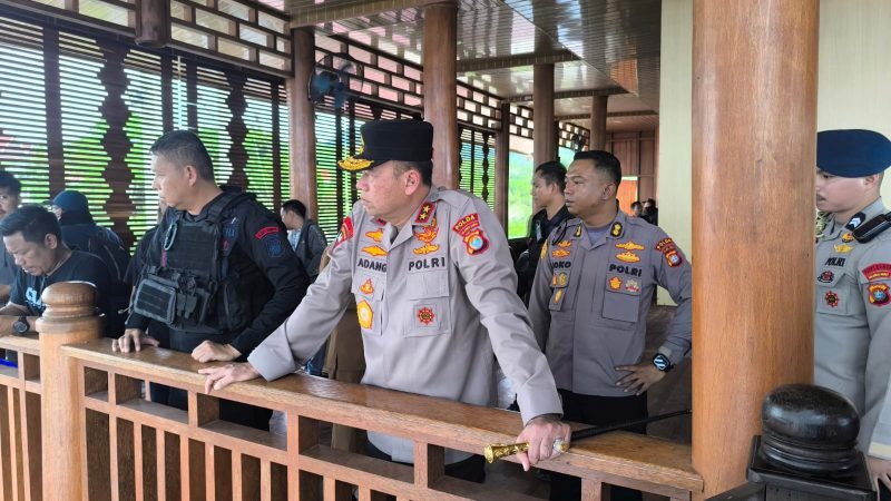 Kapolda Sulbar Turun Langsung Amankan Aksi Unjuk Rasa di Kantor DPRD