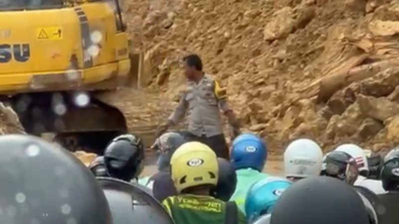 Polisi di Tapalang Mamuju Setia Lakukan Pengamanan di Lokasi Longsor