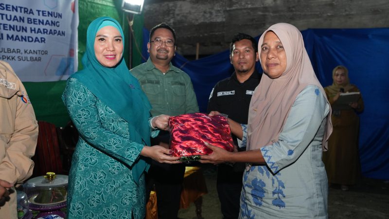 Rumah Produksi Sentra Tenun Sutra Mandar Diresmikan Dekranasda Sulbar