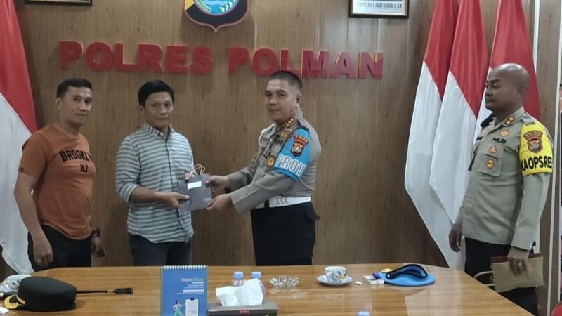 Kabid Propam Polda Sulbar Serahkan santunan Pada Keluarga Tahanan Polres Polman Yang Tewas